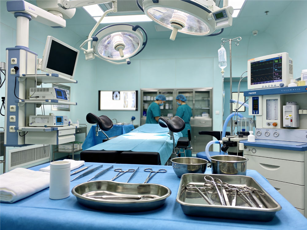 Bloc opératoire moderne dans une clinique privée en Tunisie respectant les normes de sécurité médicale