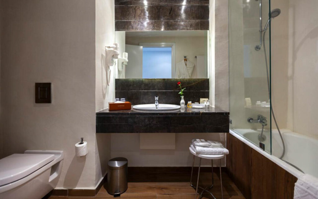 Salle de bain moderne à l’Hôtel El Mouradi Gammarth en Tunisie